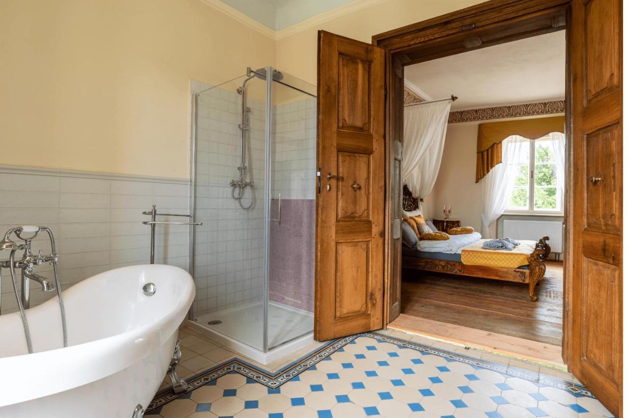 Ambrozuv Dvur Apartment Pouzdrany Ngoại thất bức ảnh