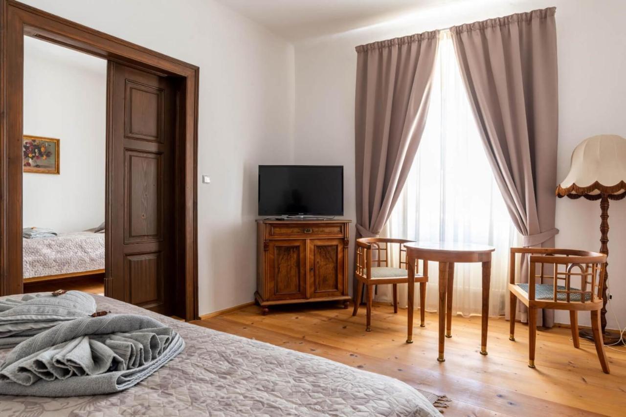 Ambrozuv Dvur Apartment Pouzdrany Ngoại thất bức ảnh
