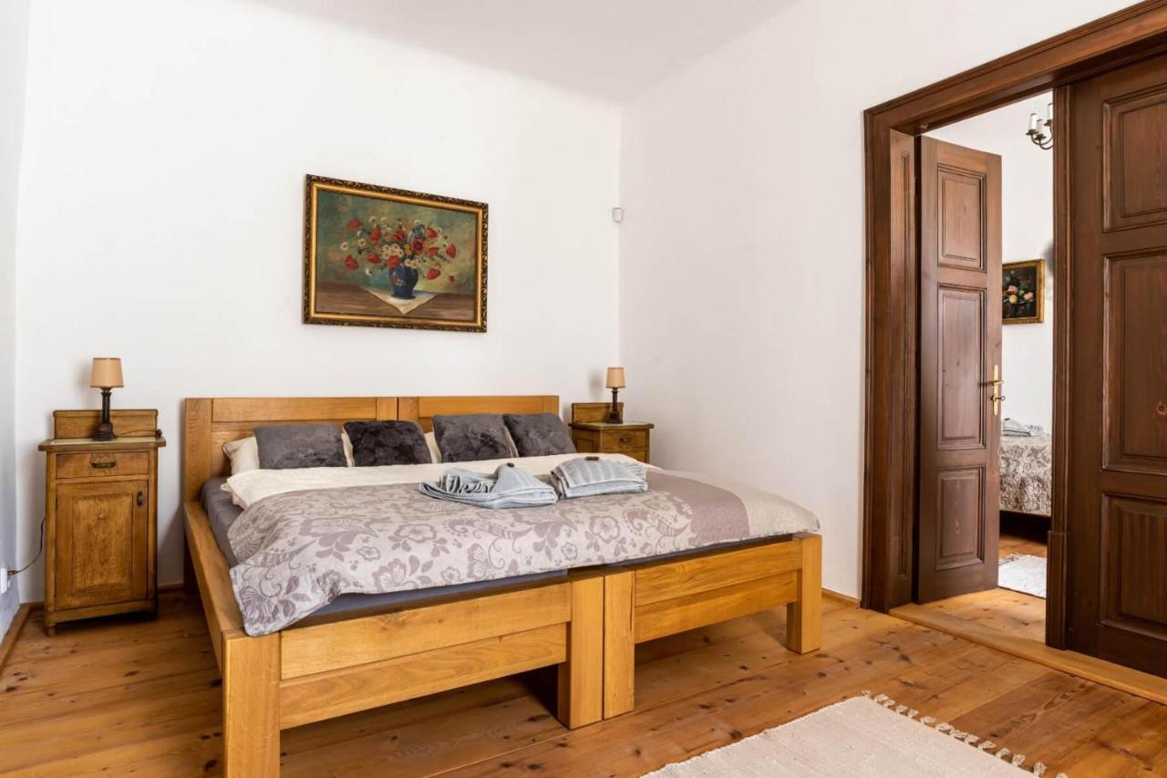 Ambrozuv Dvur Apartment Pouzdrany Ngoại thất bức ảnh